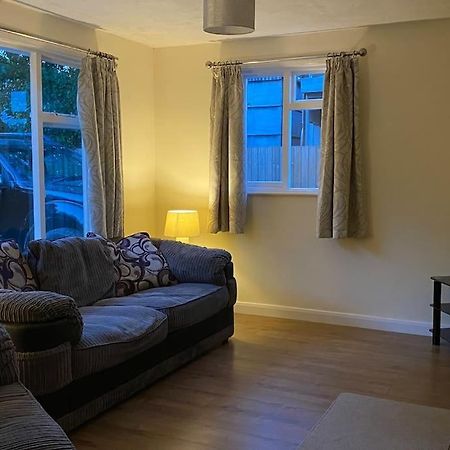 Cheerful 3 Bedroom Bungalow With Indoor Fire Place Gloucester Eksteriør bilde