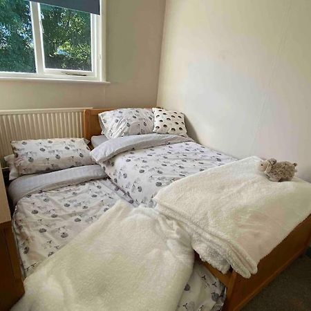 Cheerful 3 Bedroom Bungalow With Indoor Fire Place Gloucester Eksteriør bilde