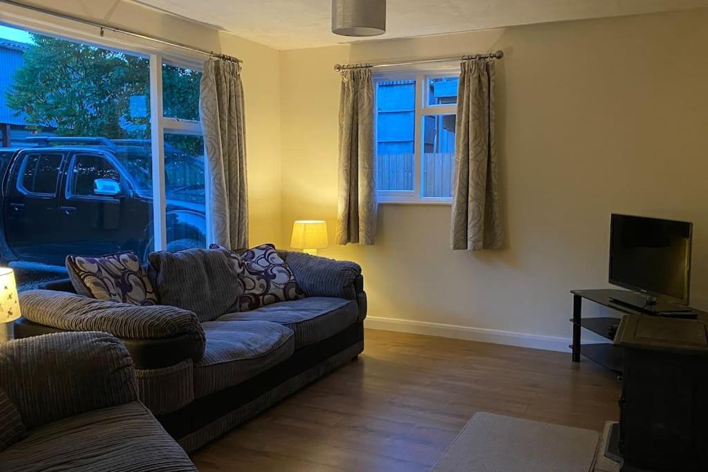 Cheerful 3 Bedroom Bungalow With Indoor Fire Place Gloucester Eksteriør bilde