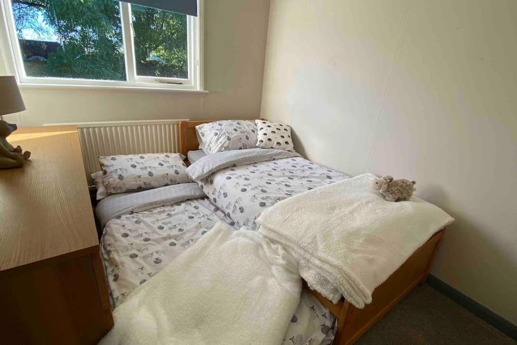 Cheerful 3 Bedroom Bungalow With Indoor Fire Place Gloucester Eksteriør bilde
