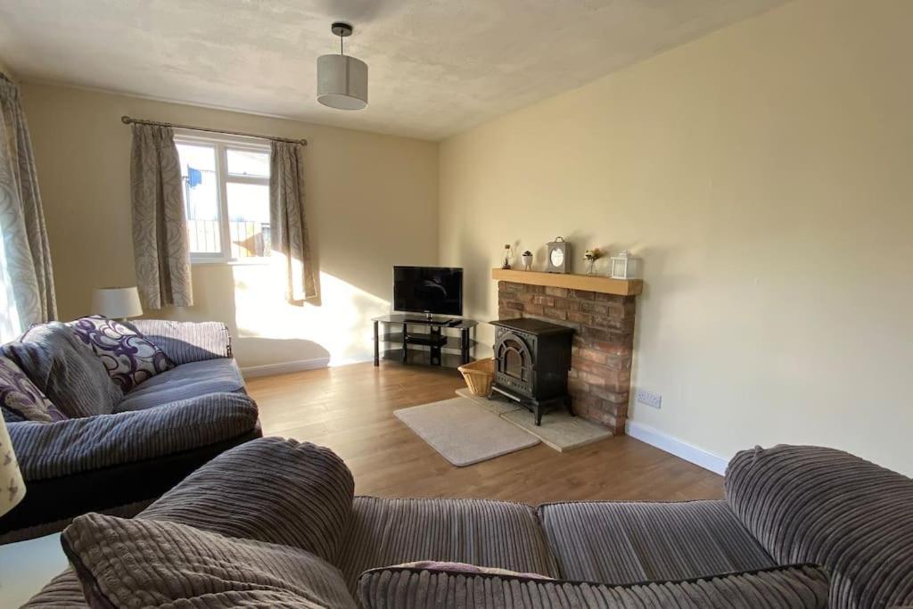 Cheerful 3 Bedroom Bungalow With Indoor Fire Place Gloucester Eksteriør bilde