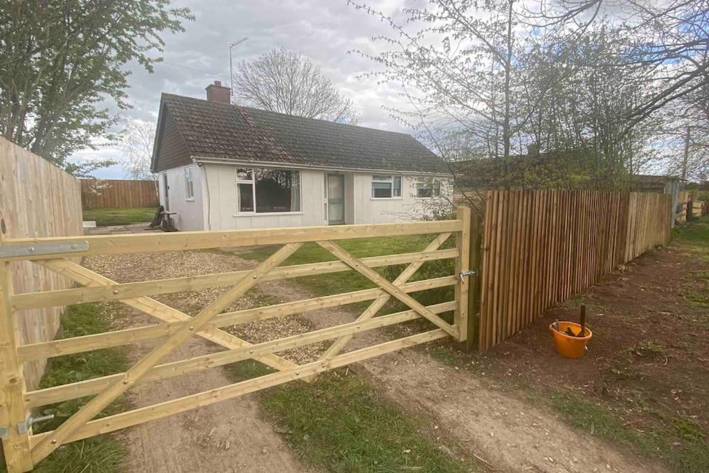 Cheerful 3 Bedroom Bungalow With Indoor Fire Place Gloucester Eksteriør bilde