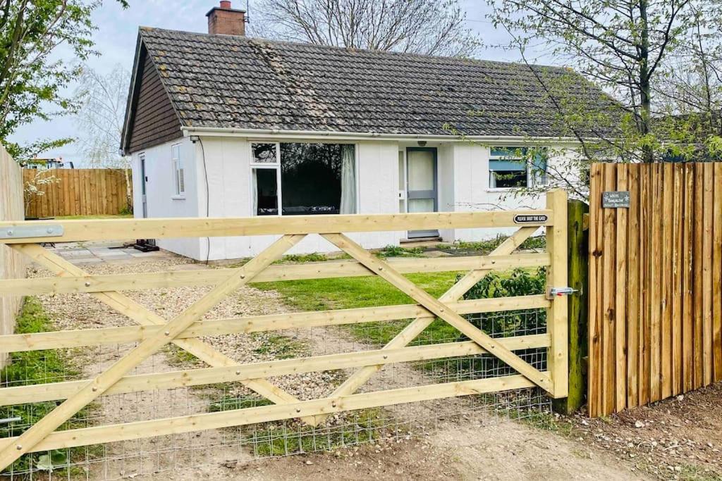 Cheerful 3 Bedroom Bungalow With Indoor Fire Place Gloucester Eksteriør bilde