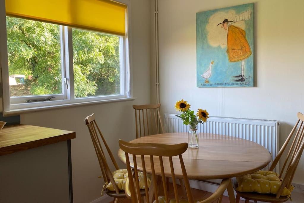 Cheerful 3 Bedroom Bungalow With Indoor Fire Place Gloucester Eksteriør bilde