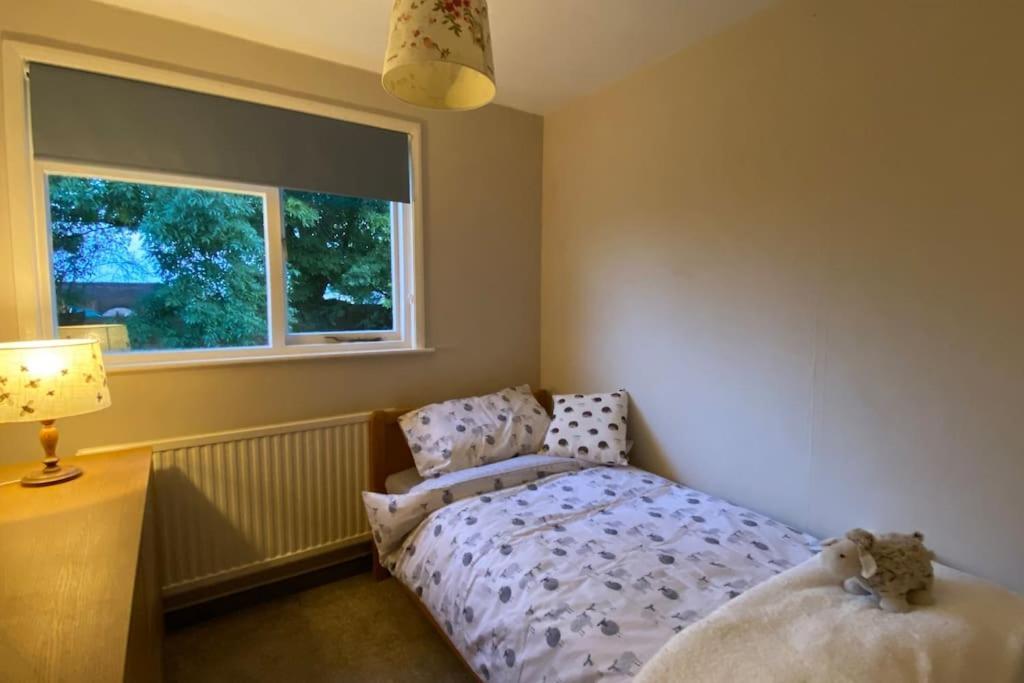 Cheerful 3 Bedroom Bungalow With Indoor Fire Place Gloucester Eksteriør bilde