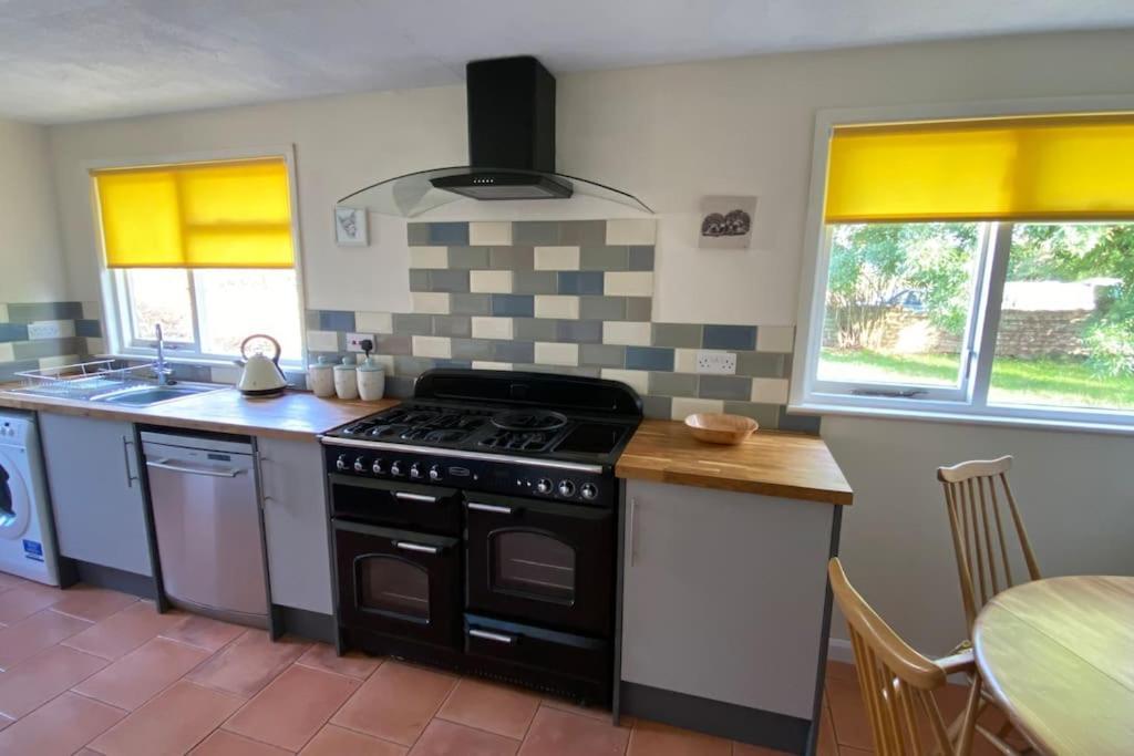 Cheerful 3 Bedroom Bungalow With Indoor Fire Place Gloucester Eksteriør bilde