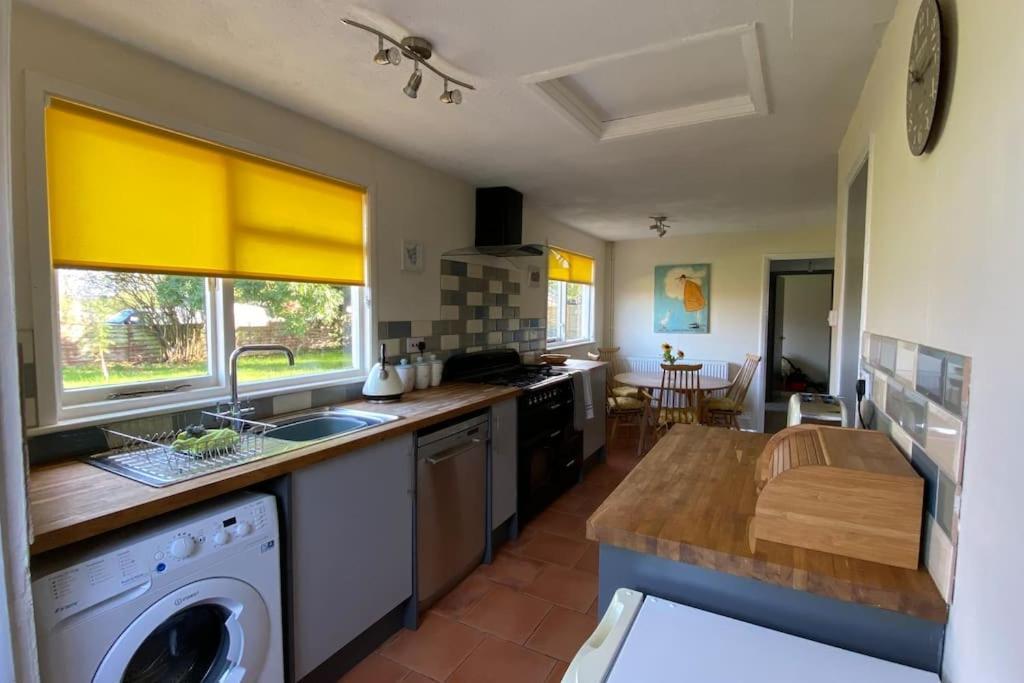 Cheerful 3 Bedroom Bungalow With Indoor Fire Place Gloucester Eksteriør bilde