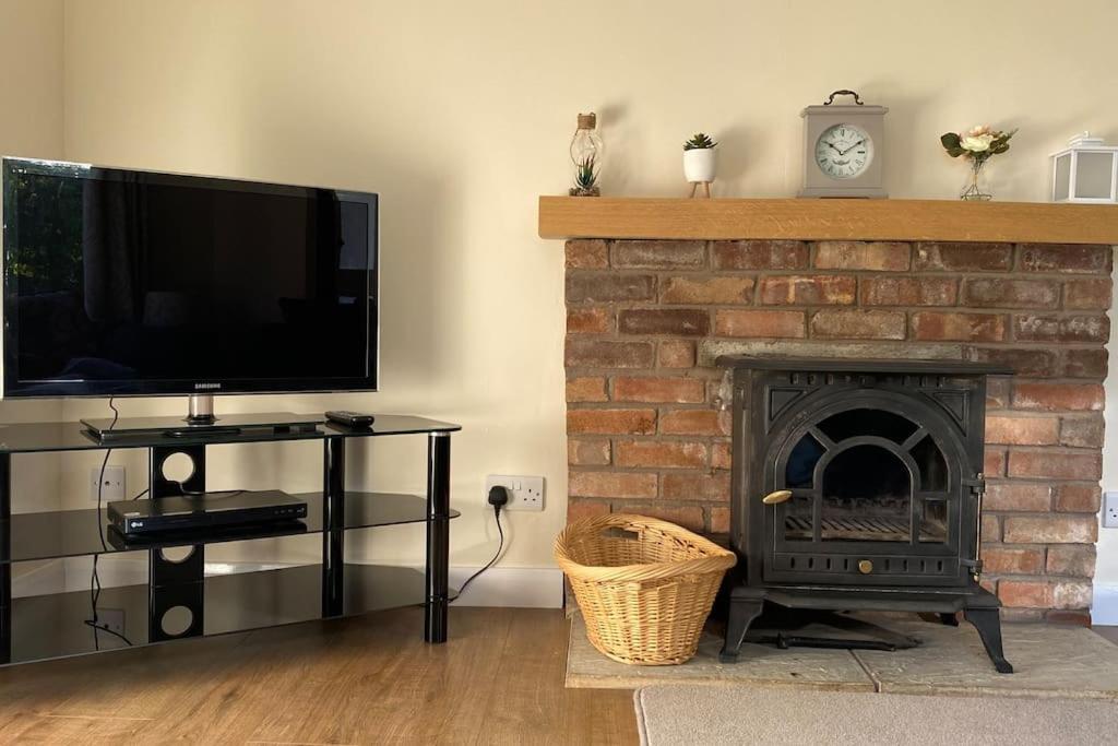 Cheerful 3 Bedroom Bungalow With Indoor Fire Place Gloucester Eksteriør bilde