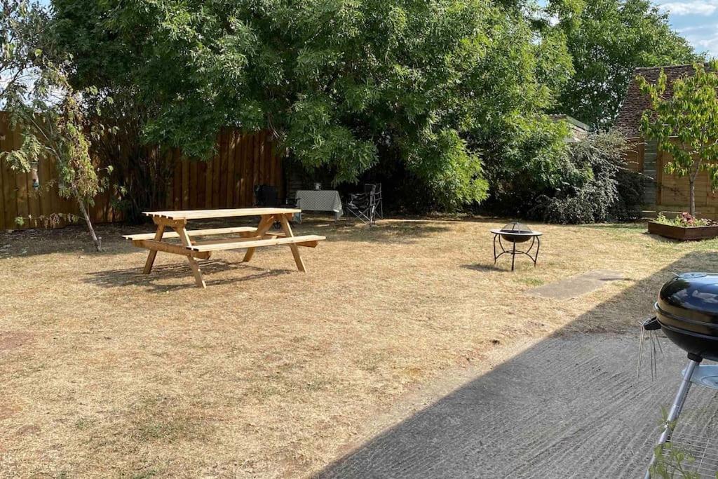 Cheerful 3 Bedroom Bungalow With Indoor Fire Place Gloucester Eksteriør bilde