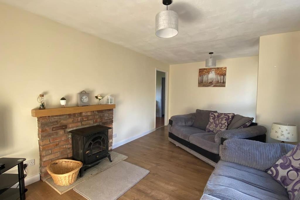 Cheerful 3 Bedroom Bungalow With Indoor Fire Place Gloucester Eksteriør bilde